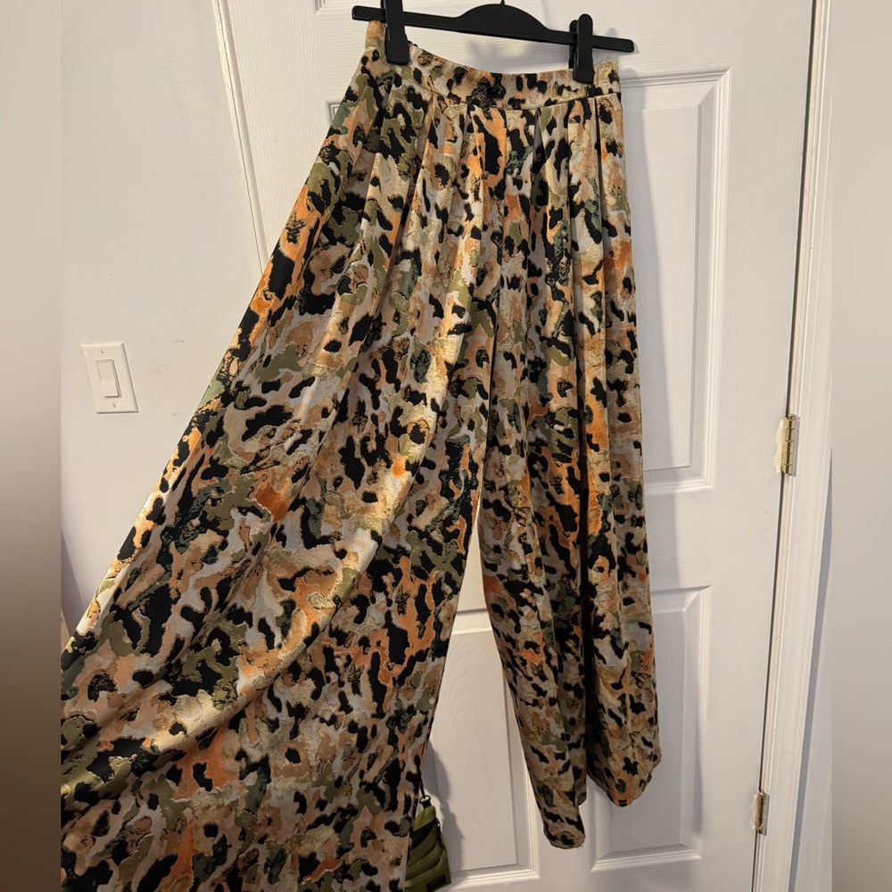 Wide legged patterned dress pants. High waist